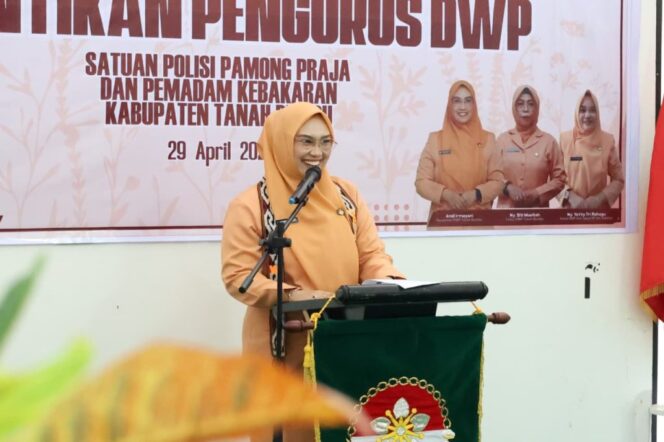 
 Andi Irmayani Rudi Latif Tekankan Inovasi dan Solidaritas untuk Pembangunan Daerah pada Pengukuhan Pengurus DWP Unit Satpol PP dan Damkar