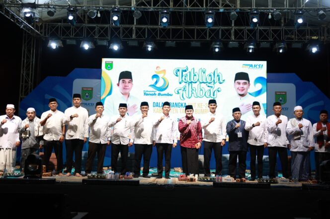 
 Hari Jadi ke-23 Kabupaten Tanah Bumbu, Ribuan Jamaah Tumpah Ruah di Tanbu Aksi Inovasi 2026 Tabligh Akbar bersama Ustadz Aa Hilman Fauzi