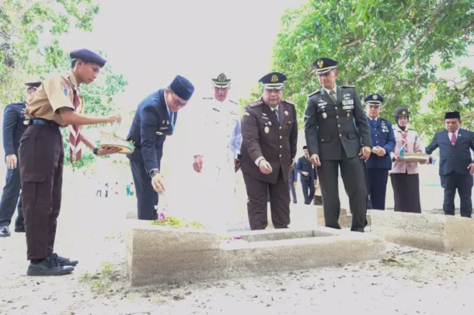 
 Bupati Andi Rudi Latif Ziarah Makam Pahlawan Peringati Harkitnas dan Proklamasi ALRI Divisi IV Kalimantan