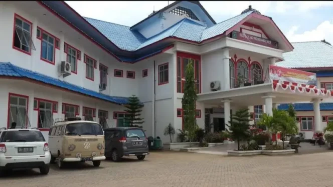 
 Satu Balita Meninggal, Bupati Andi Rudi Latif Bantu Biaya Pengobatan Korban Kecelakaan