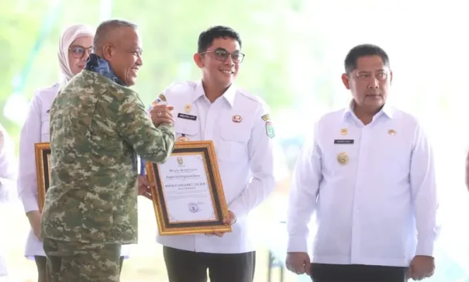 
 Bupati Andi Rudi Latif Terima Penghargaan KASAD, Bukti Komitmen Dukung Pembangunan Kodam di Kalsel