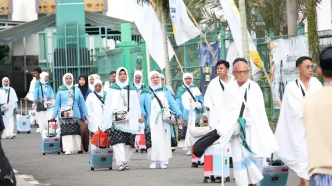 
 Keberangkatan Jemaah Haji Tanah Bumbu Kloter BDJ 13 Resmi Dilepas, 356 Jemaah Menuju Tanah Suci