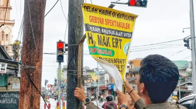 
 Satpol PP Tanah Bumbu Tertibkan Reklame Nakal