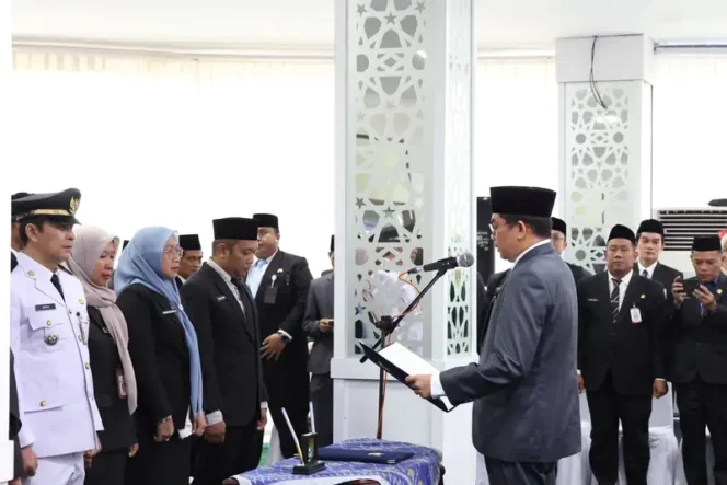 
 Bupati Andi Rudi Latif Lantik Pejabat Tepat Pukul 07.00 Wita, Ingatkan Pentingnya Taat Kepada Orang Tua, Hormati yang Dituakan, dan Patuh pada Pemimpin