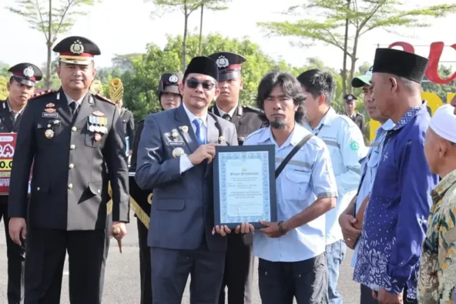 
 Bupati Andi Rudi Latif Serahkan Piagam Penghargaan Kepala Relawan Kemanusiaan di HUT Ke-80 Bhayangkara