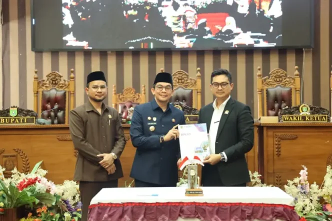 
 Bupati Andi Rudi Latif Hadiri Rapat Paripurna Pengambilan Keputusan terhadap LPj Tahun 2025