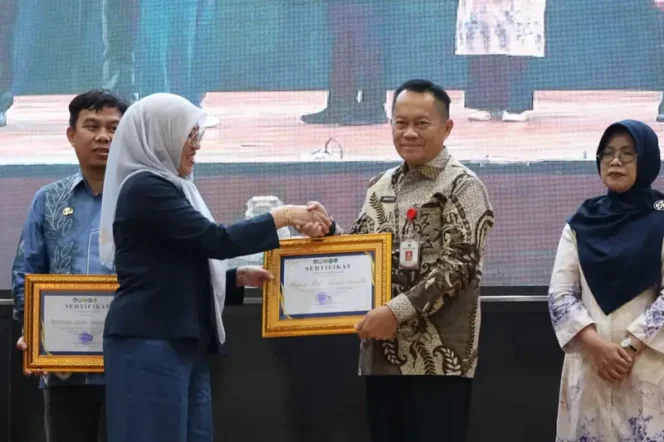 
 Bupati Andi Rudi Latif Terima Penghargaan ULM atas Dukungan Program KKN Lingkungan Hidu