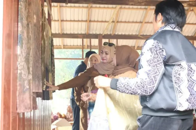 
 Pemkab Tanbu Gelar Pelatihan Sasirangan Pesisir, Hadirkan Praktisi Wastra Sandi Agustinus untuk Motif Baru dan Pemasaran Produk