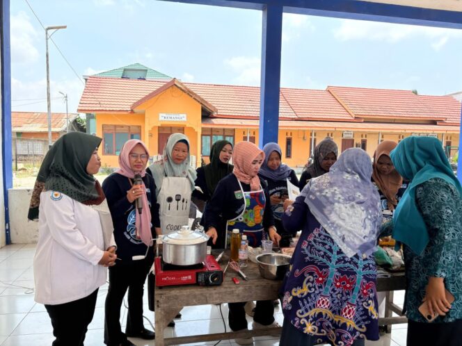 
 Sekolah Pangan Tanah Bumbu, Bupati Andi Rudi Latif Dorong Inovasi Olahan Ikan untuk Ekonomi Keluarga dan Pencegahan Stunting