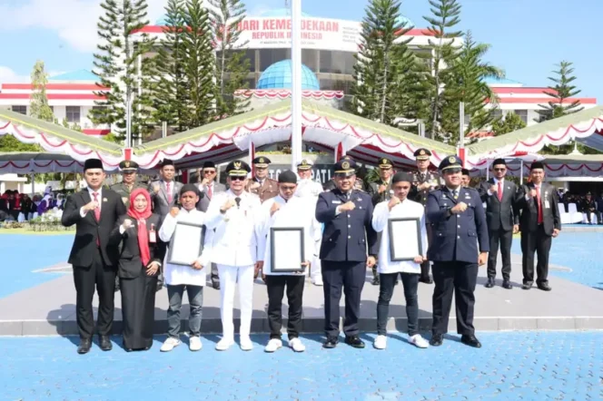 
 Bupati Andi Rudi Latif Serahkan Remisi HUT RI, 3 Warga Binaan Lapas Batulicin Langsung Bebas
