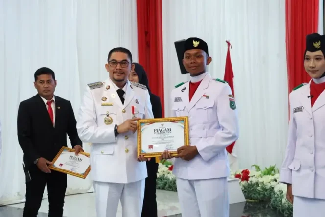 
 Resepsi Kenegaraan HUT ke-81 RI di Tanah Bumbu, Bupati Andi Rudi Latif Serahkan Penghargaan kepada Paskibraka