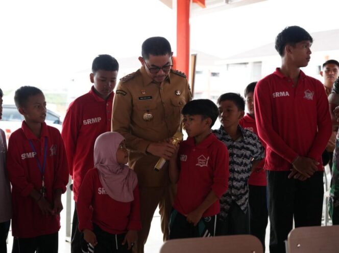 
 Bupati Andi Rudi Latif Berbagi Pengalaman dan Motivasi Murid Sekolah Rakyat di Tanah Bumbu