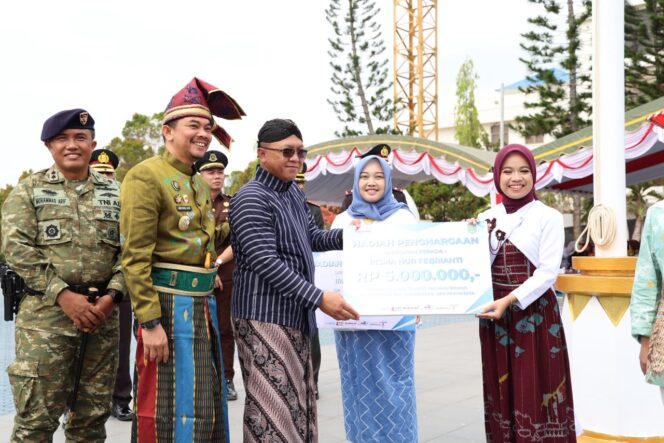 
 Peringatan Sumpah Pemuda ke-98, Bupati Tanah Bumbu Serahkan Penghargaan kepada Tiga Pemuda Berprestasi